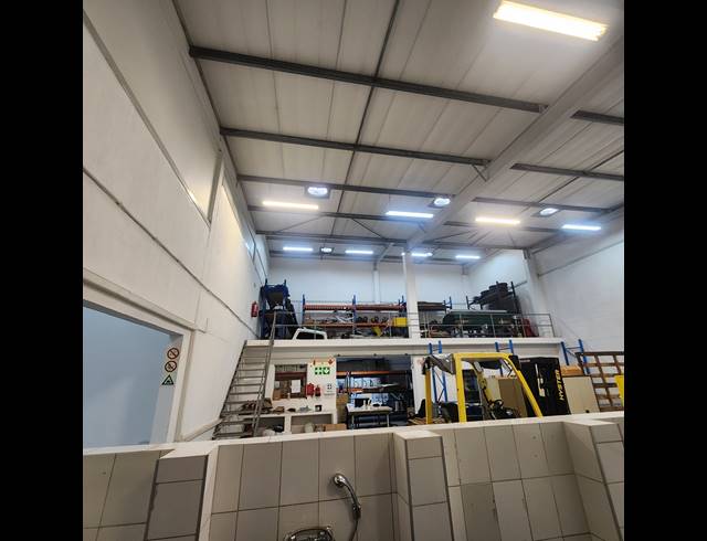 906M² WAREHOUSE TO LET IN GLEN ANIL